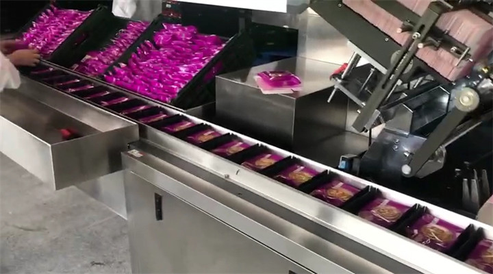 Automatic moon cake cartoning machine